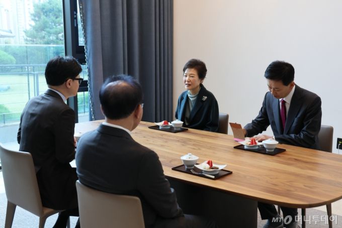 한동훈 국민의힘 비상대책위원장과 윤재옥 원내대표가 26일 오전 대구 달성군 박근혜 전 대통령 사저에서 박 전 대통령을 예방하고 있다. 박 전 대통령 옆자리에 유영하 국민의힘 대구 달서갑 후보가 앉아 있다. /사진=뉴시스