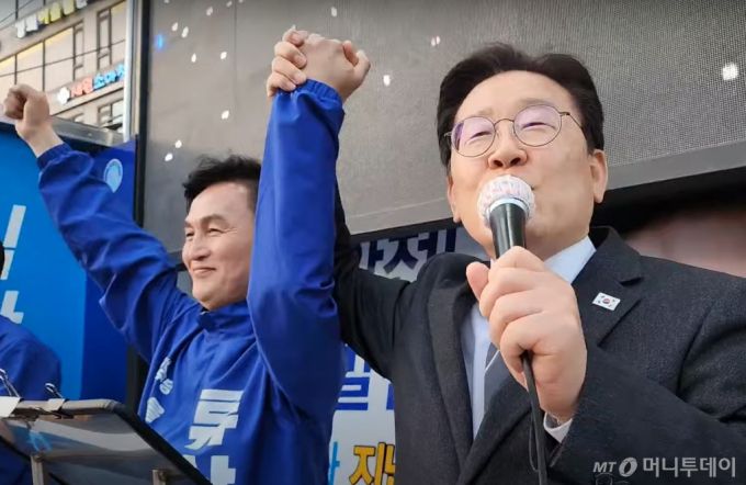 (서울=뉴스1) ,송원영 기자 = 이재명 더불어민주당 대표가 2일 서울 동작구 남성사계시장 일대에서 류삼영 서울 동작을 후보 지원 유세를 하고 있다. (이재명 유튜브 캡쳐) 2024.4.2/뉴스1  Copyright (C) 뉴스1. All rights reserved. 무단 전재 및 재배포,  AI학습 이용 금지. /사진=(서울=뉴스1) ,송원영 기자