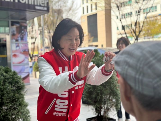 서명옥 국민의힘 서울 강남구갑 후보가 유권자들을 만나 인사하는 모습. /사진=서명옥 후보 선거사무소 제공