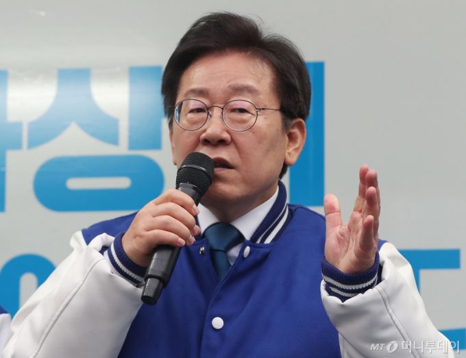 (부산=뉴스1) 윤일지 기자 = 이재명 더불어민주당 대표 겸 상임선대위원장이 3일 오후 부산 사상구 괘법동 일대에서 배재정 사상구 후보 지원유세를 하고 있다. 2024.4.3/뉴스1  Copyright (C) 뉴스1. All rights reserved. 무단 전재 및 재배포,  AI학습 이용 금지. /사진=(부산=뉴스1) 윤일지 기자