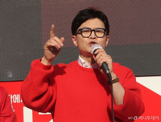 한동훈 국민의힘 총괄선거대책위원장이 제22대 총선 사전투표일인 5일 서울 동작구 ‘국민의힘으로 동작살리기' 지원유세에 나서고 있다. /사진=뉴스1