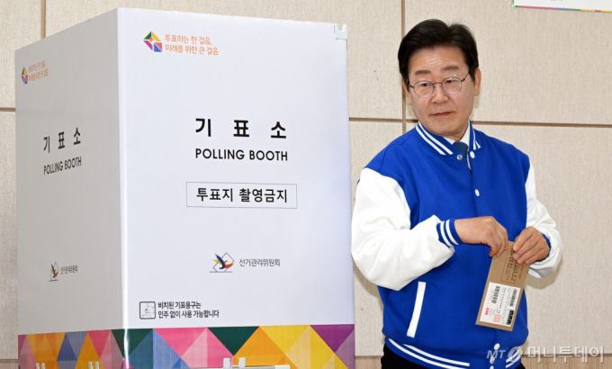 이재명 더불어민주당 대표가 제22대 국회의원선거 사전투표일인 5일 오전 대전 중구 대전평생교육진흥원에 마련된 사전투표소에서 투표를 하고 있다.(공동취재) /사진=뉴스1