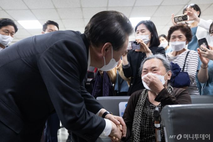 (서울=뉴스1) 오대일 기자 = 윤석열 대통령이 9일 경기 부천시 소사구 부천세종병원을 방문해 보호자를 격려하고 있다. (대통령실 제공) 2024.4.9/뉴스1  Copyright (C) 뉴스1. All rights reserved. 무단 전재 및 재배포,  AI학습 이용 금지. /사진=(서울=뉴스1) 오대일 기자