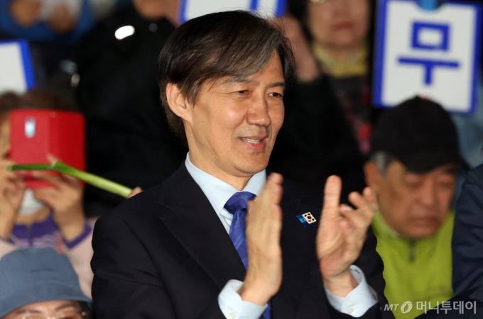 조국 조국혁신당 대표가 9일 오후 서울 종로구 세종문화회관 앞에서 '검찰독재 조기종식, 서울시민과 함께' 기자회견에서 비례대표 후보자 소개에 손뼉을 치고 있다. /사진=뉴스1