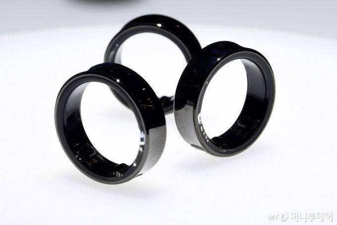 세계 최대 이동통신 전시회 '모바일 월드 콩그레스(MWC) 2024'가 개막한 2월 26일(현지시간) 스페인 바르셀로나 피라 그란 비아 전시장 삼성전자 부스에 갤럭시 링이 공개되고 있다./사진제공=뉴스1