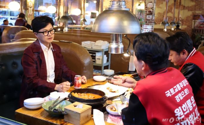 (인천=뉴스1) 구윤성 기자 = 한동훈 국민의힘 비상대책위원장 겸 총괄선거대책위원장이 8일 오후 8일 오후 이재명 더불어민주당 대표의 '삼겹살 인증샷' 논란이 일고 있는 인천 계양구의 한 고깃집을 찾아 원희룡 후보와 이천수 씨와 함께 식사를 하고 있다. 2024.4.8/뉴스1  Copyright (C) 뉴스1. All rights reserved. 무단 전재 및 재배포,  AI학습 이용 금지. /사진=(인천=뉴스1) 구윤성 기자