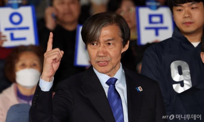 (서울=뉴스1) 김명섭 기자 = 조국 조국혁신당 대표가 9일 오후 서울 종로구 세종문화회관 앞에서 '검찰독재 조기종식, 서울시민과 함께' 기자회견에서 취재진의 질문에 답변하고 있다. 2024.4.9/뉴스1  Copyright (C) 뉴스1. All rights reserved. 무단 전재 및 재배포,  AI학습 이용 금지. /사진=(서울=뉴스1) 김명섭 기자