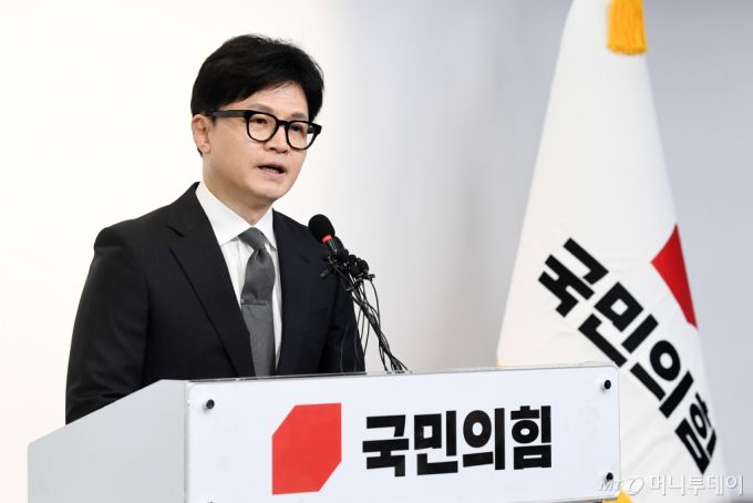 (서울=뉴스1) 구윤성 기자 = 한동훈 국민의힘 비상대책위원장 겸 총괄선거대책위원장이 11일 오전 서울 여의도 중앙당사에서 제22대 국회의원 선거 결과와 관련해 입장을 밝히고 있다.  이날 한 위원장은 "국민 뜻을 준엄하게 받아들이고 저부터 깊이 반성한다"며 "선거 결과에 대한 모든 책임을 지고 비대위원장직에서 물러난다"고 밝혔다. (공동취재) 2024.4.11/뉴스1  Copyright (C) 뉴스1. All rights reserved. 무단 전재 및 재배포,  AI학습 이용 금지. /사진=(서울=뉴스1) 구윤성 기자