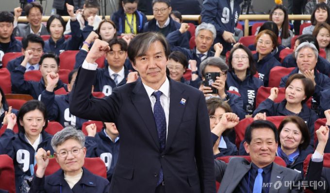 [서울=뉴시스] 이영환 기자 = 조국 조국혁신당 대표가 10일 오후 서울 여의도 국회의원회관에 마련된 개표상황실에서 출구조사 결과를 지켜본 뒤 주먹을 불끈 쥐고있다. (공동취재) 2024.04.10. photo@newsis.com /사진=