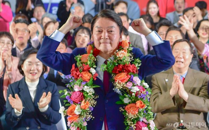 [성남=뉴시스] 경기사진공동취재단 = 제22대 국회의원선거 분당갑에 출마한 국민의힘 안철수 후보가 11일 오전 경기도 성남시 분당구 선거사무소에서 당선이 확실해지자 지지자들과 꽃다발을 들고 환호하고 있다. 2024.04.11. photo@newsis.com /사진=