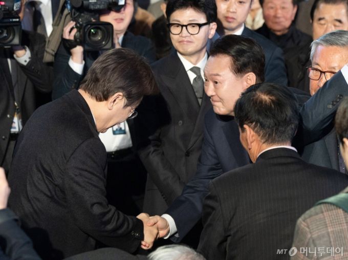 [서울=뉴시스] 윤석열 대통령이 1일 서울 중구 유관순기념관에서 열린 제105주년 3·1절 기념식을 마친 뒤 이재명 더불어민주당 대표와 인사하고 있다. (사진=대통령실 제공) 2024.03.01. photo@newsis.com *재판매 및 DB 금지 /사진=전신