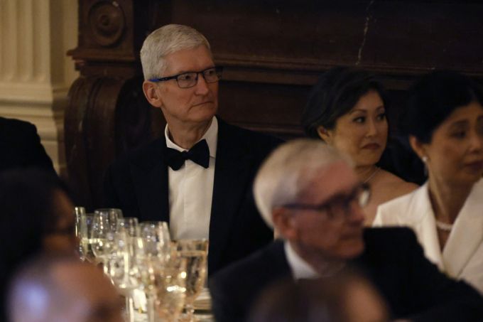 10일(현지시간) 백악관 국민 만찬에 팀 쿡 애플 최고경영자(CEO)가 참석한 모습 /AFPBBNews=뉴스1