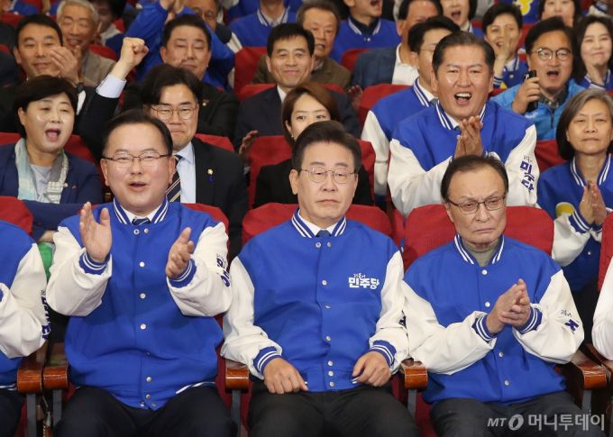 (서울=뉴스1) 임세영 기자 = 이재명 더불어민주당 대표, 이해찬·김부겸 상임공동선거대책위원장 등 당 지도부가 10일 오후 서울 여의도 국회 의원회관에 마련된 제22대 국회의원선거(총선) 민주당 개표 상황실에서 방송사 출구조사 결과를 지켜보며 환호하고 있다. 2024.4.10/뉴스1  Copyright (C) 뉴스1. All rights reserved. 무단 전재 및 재배포,  AI학습 이용 금지. /사진=(서울=뉴스1) 임세영 기자