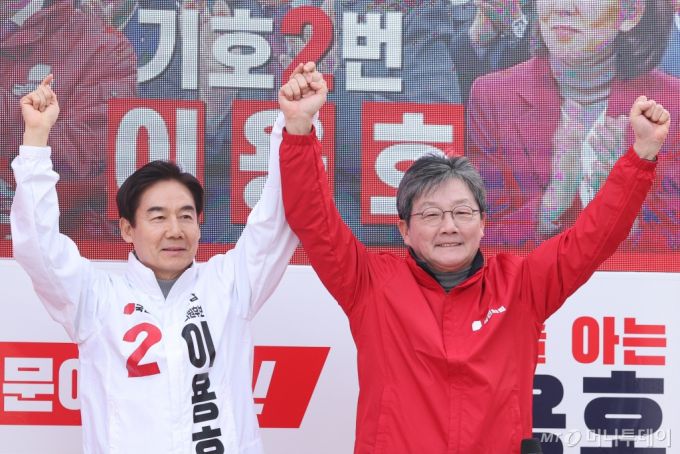 유승민 전 국민의힘 의원(오른쪽)이 31일 오후 서울 서대문구 현대백화점 유플렉스 앞에서 이용호 후보의 손을 잡고 지원 유세를 하고 있다.2024.3.31/사진=뉴스1 /사진=(서울=뉴스1) 신웅수 기자