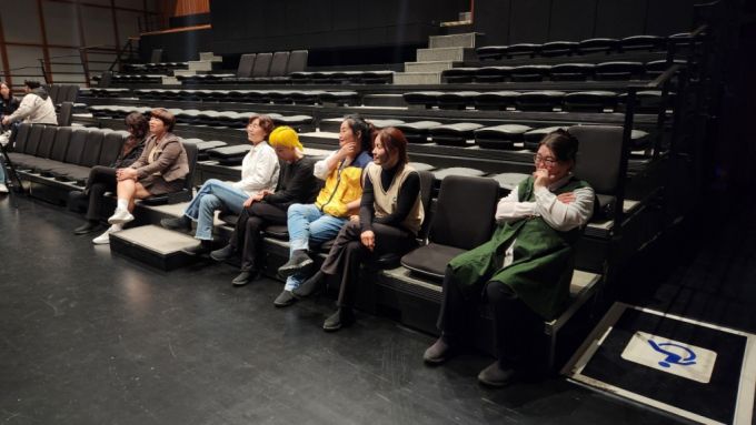 지난 6일 오전 11시쯤 경기 안산시 문화예술의전당 별무리 극장에서 극단 노란리본 엄마 박혜영, 박유신, 이미경, 최지영, 김도현, 김순덕, 김명임씨(왼쪽부터)가 김태현 감독의 피드백을 듣고 있다. /사진=김미루 기자