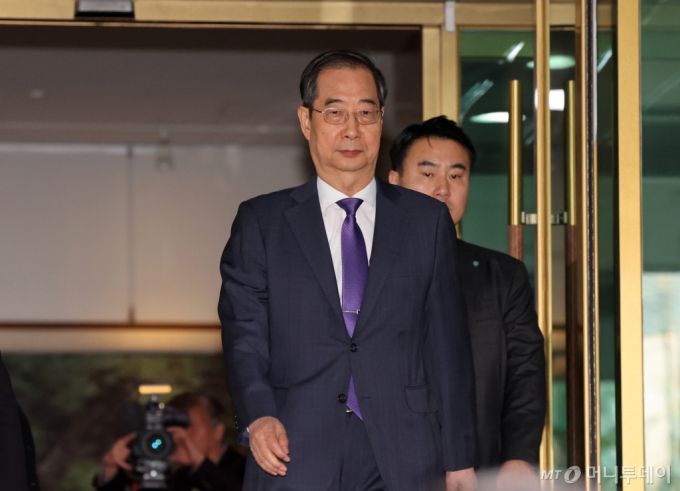 [서울=뉴시스] 배훈식 기자 = 윤석열 대통령에게 사의를 표명한 한덕수 국무총리가 11일 오후 서울 종로구 정부서울청사에서 퇴근하고 있다. 2024.04.11. dahora83@newsis.com /사진=배훈식