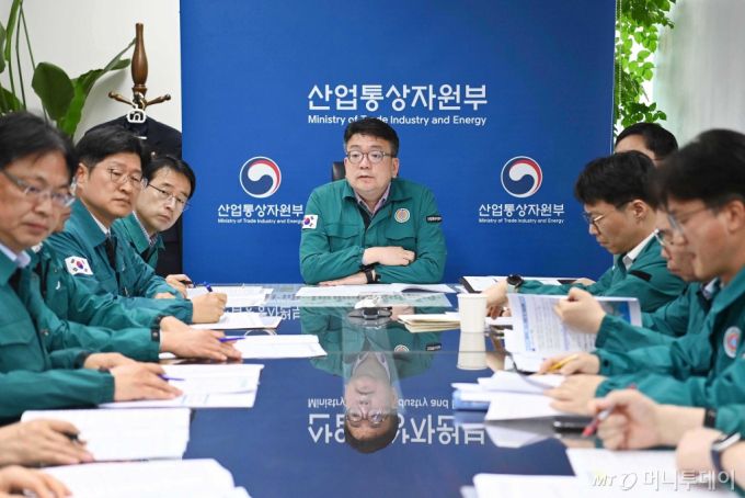 (서울=뉴스1) = 최남호 산업통상자원부 2차관이 14일 오후 정부서울청사에서 이란의 이스라엘 공격에 따른 긴급 상황점검 회의를 주재하고 있다. (산업부 제공) 2024.4.14