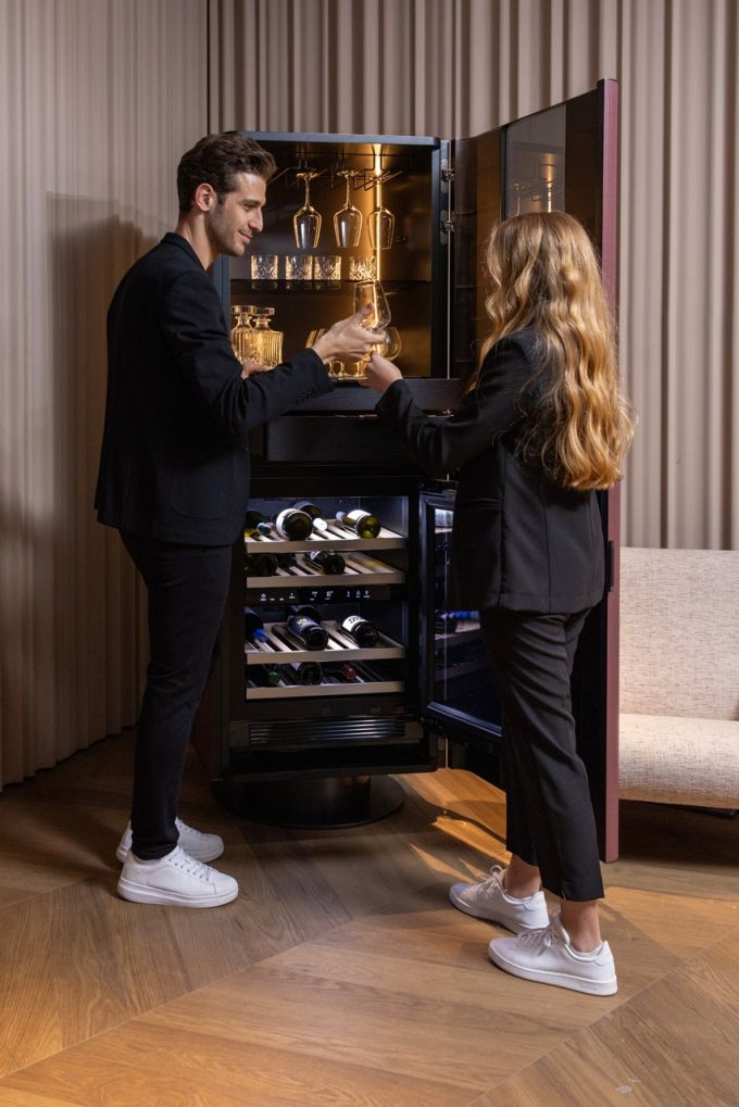 ]밀라노 건축디자인 그룹 M2아틀리에와 협업해 만든 시그니처 키친 스위트 와인 캐빈. 와인잔 거치대와 시가박스 등의 상단과 와인 셀러로 쓸 수 있는 하단 구성이 특징./사진제공=LG전자