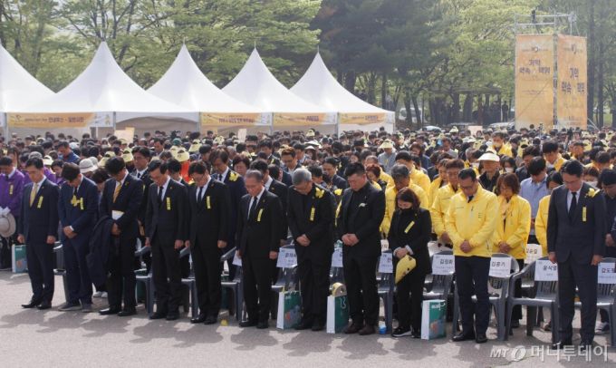 [안산=뉴시스] 김종택 기자= 세월호참사 10주기 기억식이 열린 16일 오후 경기 안산시 화랑유원지에서 여야 대표들이 묵념을 하고 있다. (공동취재) 2024.04.16. photo@newsis.com /사진=
