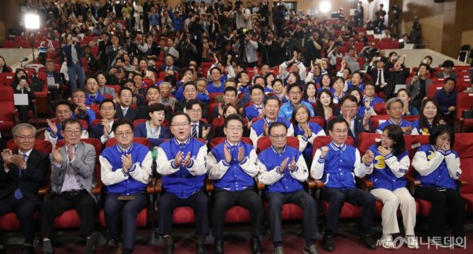 (서울=뉴스1) 임세영 기자 = 이재명 더불어민주당 대표, 이해찬·김부겸 상임공동선거대책위원장 등 당 지도부가 10일 오후 서울 여의도 국회 의원회관에 마련된 제22대 국회의원선거(총선) 민주당 개표 상황실에서 방송사 출구조사 결과를 지켜보며 환호하고 있다. 2024.4.10/뉴스1  Copyright (C) 뉴스1. All rights reserved. 무단 전재 및 재배포,  AI학습 이용 금지. /사진=(서울=뉴스1) 임세영 기자