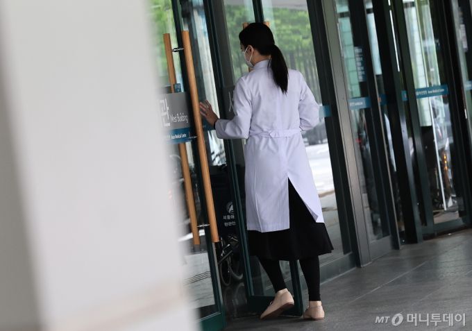 (서울=뉴스1) 김성진 기자 = 정부의 의대 정원 확대에 반발하는 전공의를 비롯한 의료계의 집단행동이 이어지고 있는 17일 서울 소재의 한 대학병원에서 한 의료진이 발걸음을 옮기고 있다. 2024.4.17/뉴스1  Copyright (C) 뉴스1. All rights reserved. 무단 전재 및 재배포,  AI학습 이용 금지. /사진=(서울=뉴스1) 김성진 기자