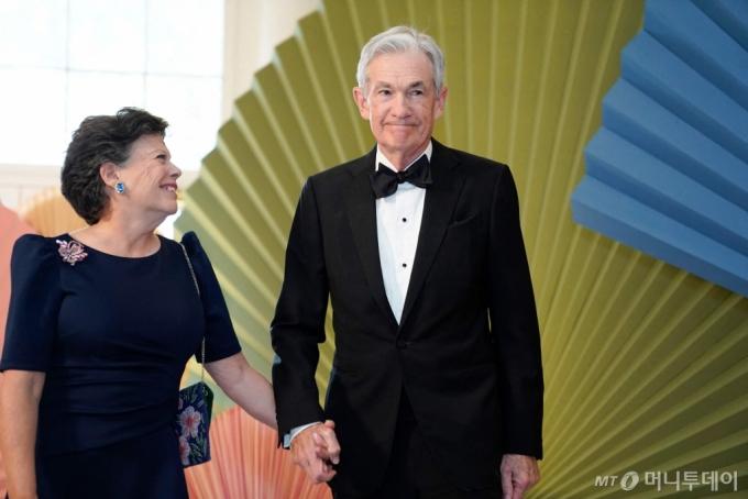 (워싱턴 AFP=뉴스1) 우동명 기자 = 제롬 파월 미국 연준 의장 부부가 10일(현지시각) 워싱턴 백악관에서 열린 기시다 후미오 일본 총리의 국빈 만찬에 도착을 하고 있다.  2024. 4. 11  ⓒ AFP=뉴스1  Copyright (C) 뉴스1. All rights reserved. 무단 전재 및 재배포,  AI학습 이용 금지. /사진=(워싱턴 AFP=뉴스1) 우동명 기자