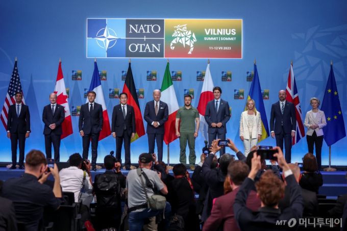 (빌뉴스 로이터=뉴스1) 우동명 기자 = 조 바이든 미국 대통령 등 G7 정상과 EU 지도부가 12일 (현지시간) 리투아니아 빌뉴스에서 열린 나토 정상회의서 포즈를 취하고 있다. 2023.7.13  ⓒ 로이터=뉴스1  Copyright (C) 뉴스1. All rights reserved. 무단 전재 및 재배포 금지. /사진=(빌뉴스 로이터=뉴스1) 우동명 기자