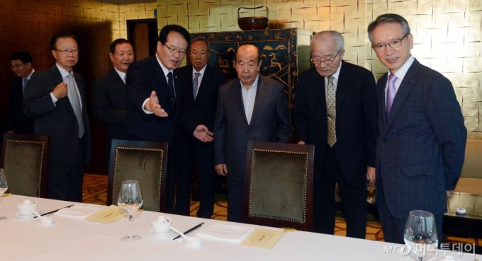 정의화 국회의장이 17일 서울 여의도의 한 음식점에서 가진 전직 국회의장들과의 오찬간담회에서 자리를 권하고 있다. 왼쪽부터 박희태, 김원기 전 의장, 정 의장, 박관용, 김수한, 정래혁, 김형오 전 의장./사진=뉴스1 /사진=뉴스1
