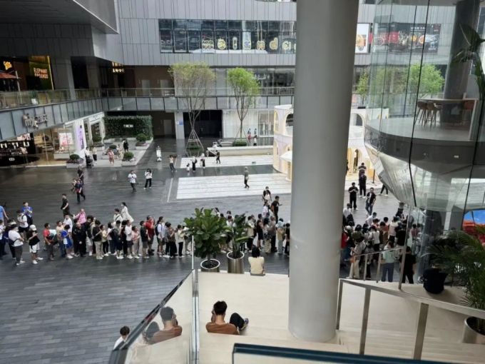 중국 선전의 화웨이 플래그십 스토어 앞에 늘어선 줄/사진=중국 증권시보