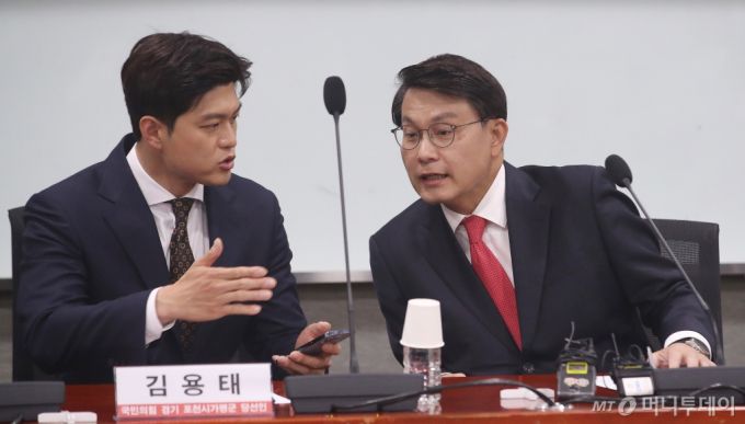 윤상현 국민의힘 의원(우)과 김용태 경기 포천시가평군 당선인이 18일 오후 서울 여의도 국회 의원회관에서 열린 2024 총선 참패와 보수 재건의 길 세미나에서 대화를 나누고 있다. /사진=뉴스1
