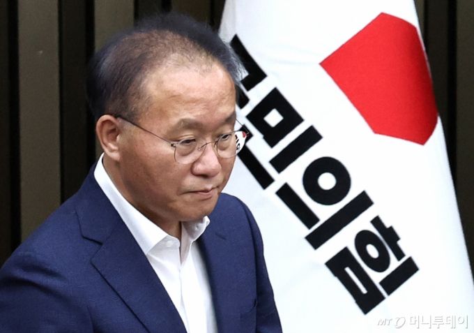 (서울=뉴스1) 구윤성 기자 = 윤재옥 국민의힘 원내대표 겸 대표 권한대행이 19일 오전 서울 여의도 국회에서 열린 원외조직위원장 간담회에서 발언을 마치고 자리로 향하고 있다. 2024.4.19/뉴스1  Copyright (C) 뉴스1. All rights reserved. 무단 전재 및 재배포,  AI학습 이용 금지. /사진=(서울=뉴스1) 구윤성 기자