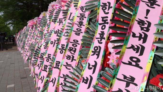 17일 오전 서울 여의도 국회 헌정문 앞에 한동훈 국민의힘 전 비상대책위원장을 응원하는 문구가 적힌 화환이 나란히 놓여 있다. /사진=뉴시스