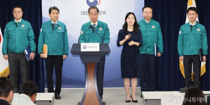 (서울=뉴스1) 허경 기자 = 한덕수 국무총리가 19일 서울 종로구 정부서울청사에서 열린 의대증원 관련 특별 브리핑에서 거점국립대 총장 건의에 대한 정부입장을 발표하고 있다. 왼쪽부터 방기선 국무조정실장, 이주호 부총리 겸 교육부 장관, 한 총리, 조규홍 보건복지부 장관, 김윤상 기획재정부 2차관. 2024.4.19/뉴스1  Copyright (C) 뉴스1. All rights reserved. 무단 전재 및 재배포,  AI학습 이용 금지. /사진=(서울=뉴스1) 허경 기자