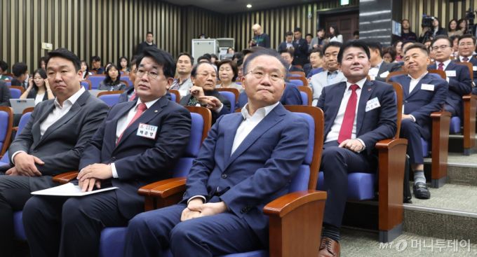 [서울=뉴시스] 조성봉 기자 = 윤재옥 국민의힘 원내대표 겸 당대표 권한대행이 19일 오전 서울 여의도 국회에서 열린 원외조직 위원장 간담회에 참석하고 있다.  2024.04.19. suncho21@newsis.com /사진=