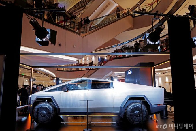 (상하이 로이터=뉴스1) 정지윤 기자 = 28일(현지시간) 중국 상하이의 한 쇼핑몰에 미국 전기차 기업 테슬라의 야심작으로 평가받는 '사이버트럭'이 전시돼 있다. 2024.01.28  ⓒ 로이터=뉴스1  Copyright (C) 뉴스1. All rights reserved. 무단 전재 및 재배포,  AI학습 이용 금지. /사진=(상하이 로이터=뉴스1) 정지윤 기자