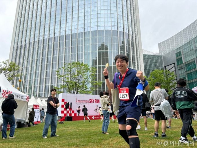지난 20일 오전 '2024 스카이런(Sky Run)'이 열린 서울 송파구 롯데월드타워. 친구들 중 유일하게 스카이런 티켓팅에 성공해 참여하게 된 허준회(30)씨가 포즈를 취하고 있다. /사진=하수민기자