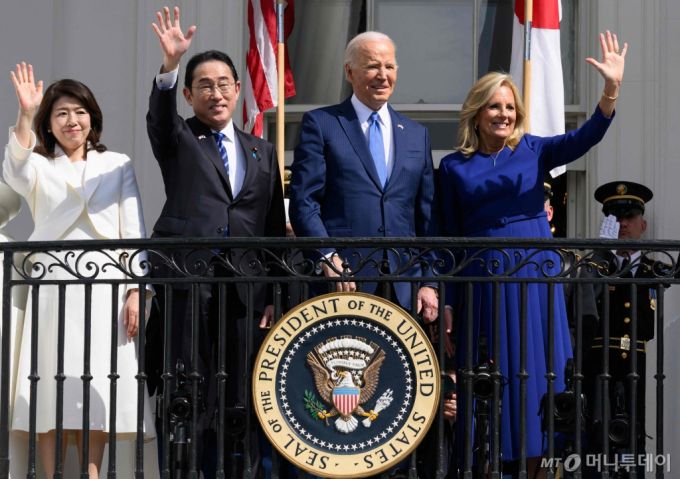 (워싱턴 AFP=뉴스1) 우동명 기자 = 조 바이든 미국 대통령과 부인 질 바이든 여사가 10일(현지시각) 워싱턴 백악관 발코니에서 국빈 방문한 기시다 후미오 일본 총리, 부인 유코 여사와 손을 흔들고 있다.  2024. 4. 11  ⓒ AFP=뉴스1  Copyright (C) 뉴스1. All rights reserved. 무단 전재 및 재배포,  AI학습 이용 금지. /사진=(워싱턴 AFP=뉴스1) 우동명 기자