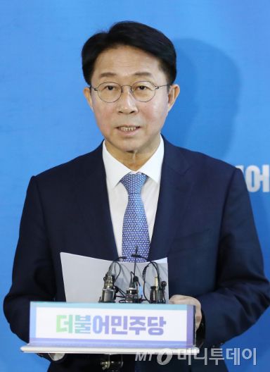 (서울=뉴스1) 임세영 기자 = 조정식 더불어민주당 제22대 총선기획단장이 11일 오전 서울 여의도 국회에서 당대표회의실 앞에서 총선기획단 회의 내용을 브리핑 하고 있다. 2024.1.11/뉴스1  Copyright (C) 뉴스1. All rights reserved. 무단 전재 및 재배포,  AI학습 이용 금지. /사진=(서울=뉴스1) 임세영 기자