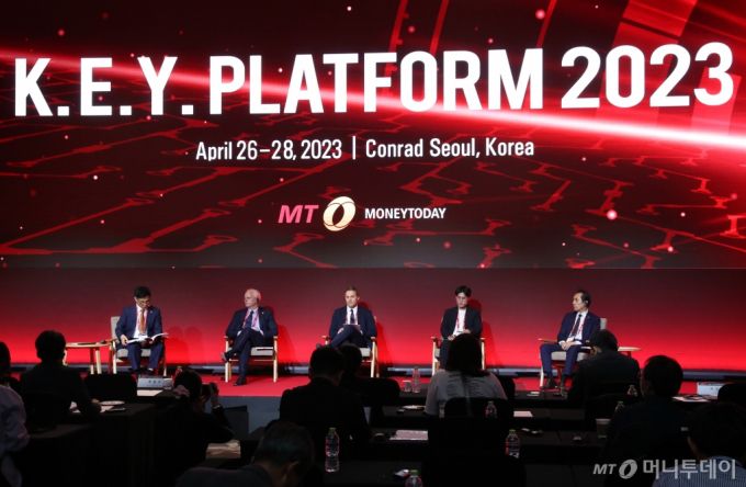 2023년 4월 27일 개최된 '2023 키플랫폼' 특별세션에서 정병선 한국과학기술기획평가원장(왼쪽부터), 타코 반 소메렌, PAL-V 부사장, 빅토르 요한슨 애그테크2030 프로젝트 리더, 지인찬 딥인사이트 연구소장, 김재수 한국과학기술정보연구원 원장이 과학기술 혁신에 대해 토론하고 있다. /사진=이기범 기자 leekb@