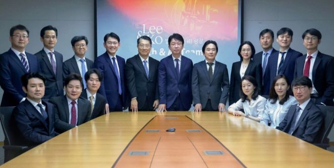법무법인 광장 테크·AI팀, 앞줄 왼쪽부터 방승일, 곽재우, 정창우, 차현정, 이정명, 이일신 변호사. 뒷줄 왼쪽부터 강준모 박사, 정기창 외국변호사, 박광배, 성창호 변호사, 진웅섭 고문, 고환경, 윤종수, 채성희 변호사, 배춘환 고문, 손경민, 김태주 변호사