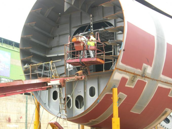 대형 조선소 내 한 공정에서 근로자들이 고소작업대를 이용해 작업하고 있다. /사진제공=고용노동부