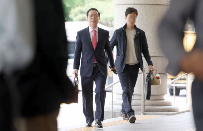 [서울=뉴시스] 김선웅 기자 = 김광호 전 서울경찰청장이 22일 서울 마포구 서울서부지방법원에서 열린 업무상 과실치사 등 혐의 이태원 참사 재판 1심 1차 공판기일에 출석하고 있다. 2024.04.22. /사진=김선웅
