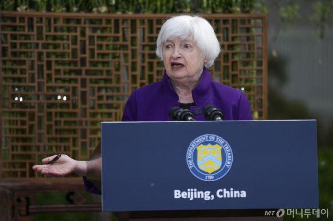 [베이징=AP/뉴시스] 재닛 옐런 미국 재무장관이 8일(현지시각) 중국 베이징에서 기자회견하고 있다. 닷새간의 중국 방문 일정을 마친 옐런 장관은 "전기차와 배터리, 태양광 제품 등에 대한 과잉투자 우려를 제기했으며, 10여 년 전 중국산 철강 덤핑 같은 사태를 다시는 받아들이지 않을 것을 분명히 했다"라고 말했다. 2024.04.08. /사진=민경찬