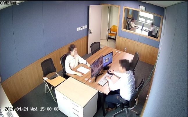 24일 수원지검이 공개한 검사실 내 영상녹화조사실의 CCTV 촬영 녹화 사진. 검찰 관계자들이 영상녹화조사를 시연하고 있다. /수원지검
