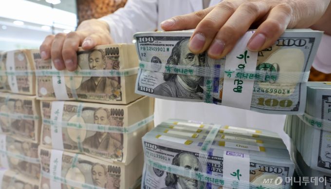 (서울=뉴스1) 김성진 기자 = 엔달러 환율이 154엔 중반까지 치솟으며 심리적 저항선인 155엔을 눈앞에 둔 16일 서울 중구 하나은행 위변조대응센터에서 직원이 엔화와 달러를 정리하고 있다.  이란의 이스라엘을 공습으로 중동 긴장이 고조되며 엔화 환율은 달러당 154엔 중반까지 올라 엔화 가치는 1990년 6월 이후 34년 만에 최저를 다시 갈아 치웠다. 2024.4.16/뉴스1  Copyright (C) 뉴스1. All rights reserved. 무단 전재 및 재배포,  AI학습 이용 금지. /사진=(서울=뉴스1) 김성진 기자