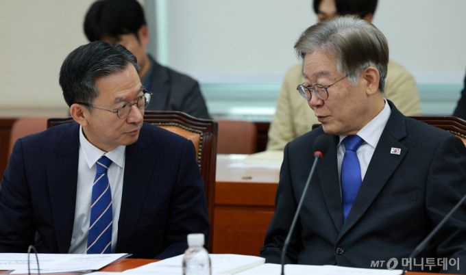 [서울=뉴시스] 고범준 기자 = 이재명 더불어민주당 대표와 정성호 의원이 9일 오후 서울 여의도 국회에서 열린 국방위원회 전체회의에서 대화를 나누고 있다. 2023.11.09. bjko@newsis.com /사진=고범준