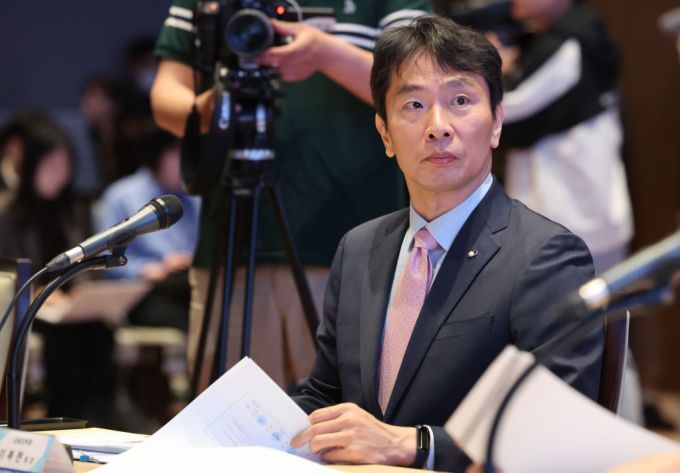 이복현 금융감독원장이 25일 오전 서울 여의도 한국거래소에서 열린 개인투자자와 함께하는 열린 토론에서 발표자료를 보고 있다. /사진=뉴시스.