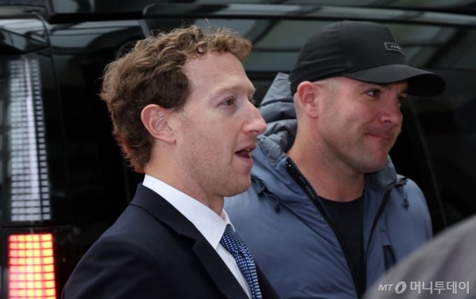 (서울=뉴스1) 김명섭 기자 = 미국 플랫폼 기업 메타의 마크 저커버그 최고경영자(CEO)가 29일 오전 서울 강서구 서울김포비즈니스항공센터에서 방한 일정을 마친 뒤 출국하고 있다. 2024.2.29/뉴스1  Copyright (C) 뉴스1. All rights reserved. 무단 전재 및 재배포,  AI학습 이용 금지. /사진=(서울=뉴스1) 김명섭 기자