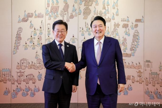 [서울=뉴시스]윤석열 대통령과 더불어민주당 이재명 대표가 29일 서울 용산 대통령실에서 열린 영수회담을 마친 뒤 악수하며 기념촬영 하고 있다.  (사진=대통령실 제공) 2024.04.29. photo@newsis.com *재판매 및 DB 금지 /사진=조수정