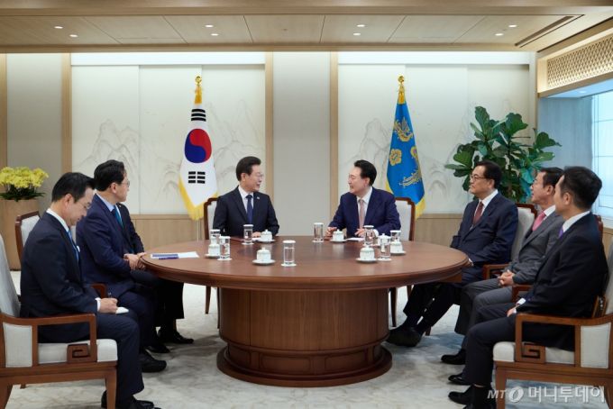 (서울=뉴스1) 오대일 기자 = 윤석열 대통령과 이재명 더불어민주당 대표가 29일 용산 대통령실 청사에서 열린 첫 영수회담에서 서로 마주보며 대화하고 있다. 왼쪽부터 더불어민주당 박성준 수석대변인, 천준호 대표비서실장, 진성준 정책위의장, 이 대표, 윤 대통령, 정진석 대통령비서실장, 홍철호 정무수석, 이도운 홍보수석. (대통령실 제공) 2024.4.29/뉴스1  Copyright (C) 뉴스1. All rights reserved. 무단 전재 및 재배포,  AI학습 이용 금지. /사진=(서울=뉴스1) 오대일 기자